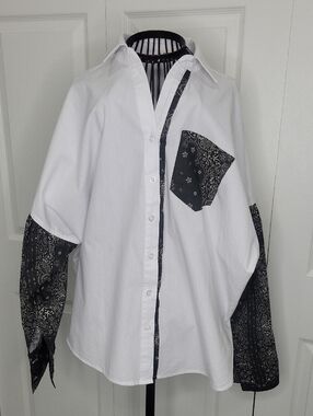 POL Bandana White And Black Women's Button-Up Shirt Size Small